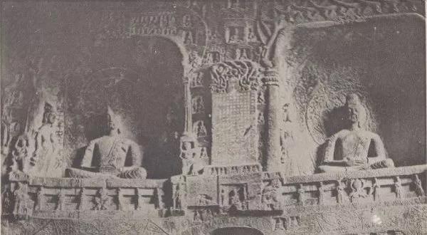 1907年法国汉学家沙畹摄古阳洞, 左为杨大眼龛,右为魏灵藏龛,从照片看杨大眼龛佛首早已残损