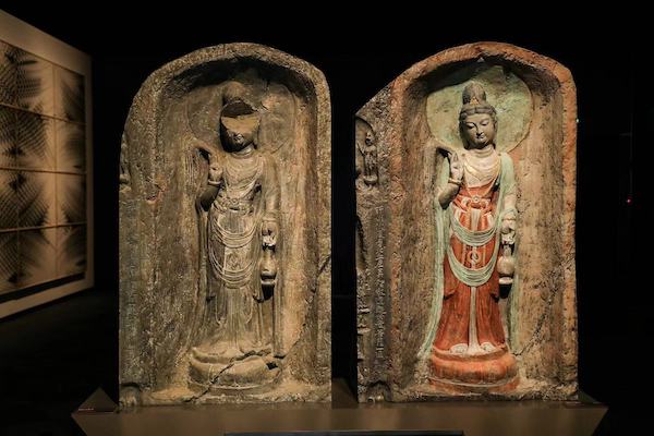 观世音像龛 3D打印(左)和虚拟修复(右),唐(618~907年),高112、宽65、深30厘米,龙门石窟西山万佛洞前室南壁
