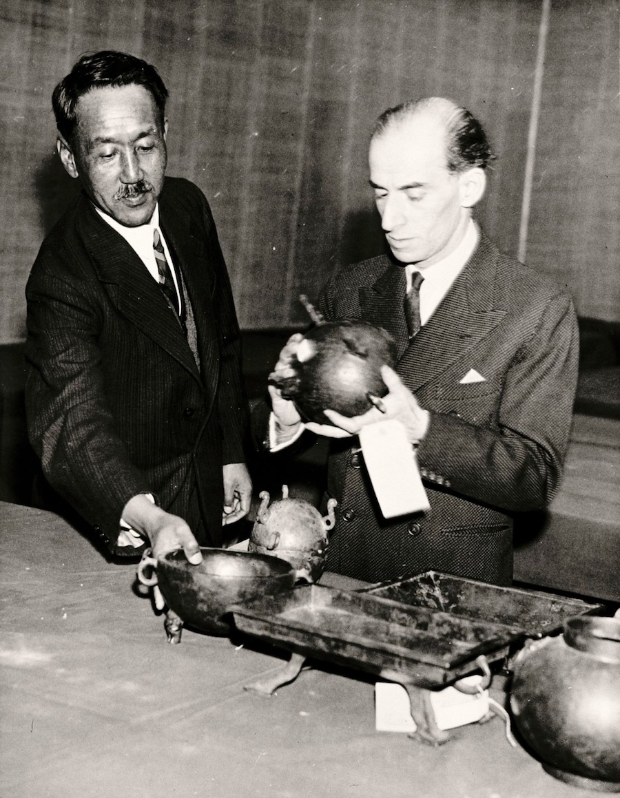 1935-1936年,英国皇家艺术学院(RA)举办了史上闻名的“中国艺术国际展览会”。图右是展览委员会主任帕西瓦尔·大维德爵士,图左是展览秘书Tang Xifen (Tang Hsi Fen)。 图源:英国皇家艺术学院