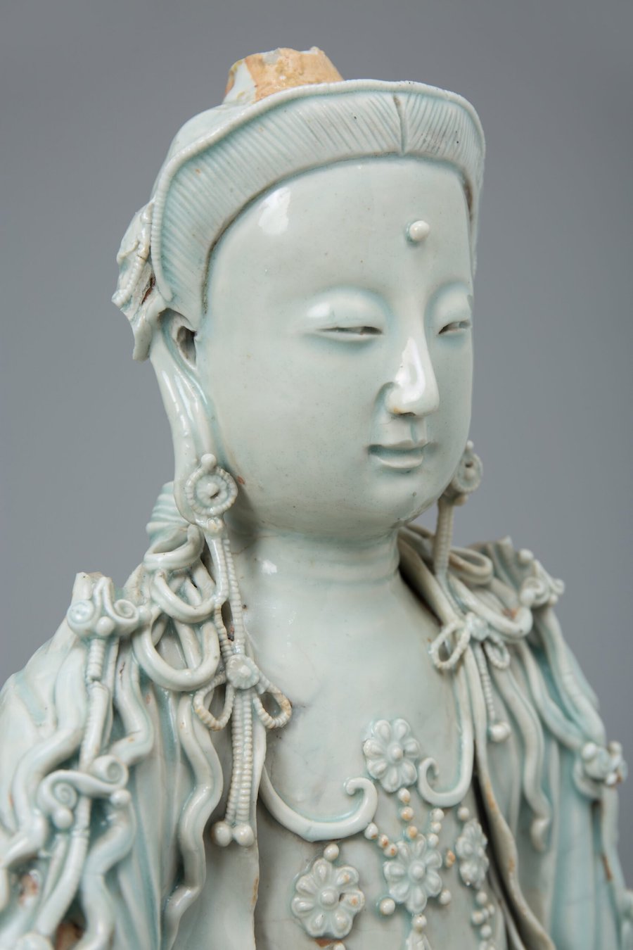 元代景德镇青白瓷观音像(局部) 图源:伦敦大学文莱美术馆