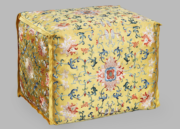 明黄缎绣灵芝天竹宝相花迎手局部（北京艺术博物馆）