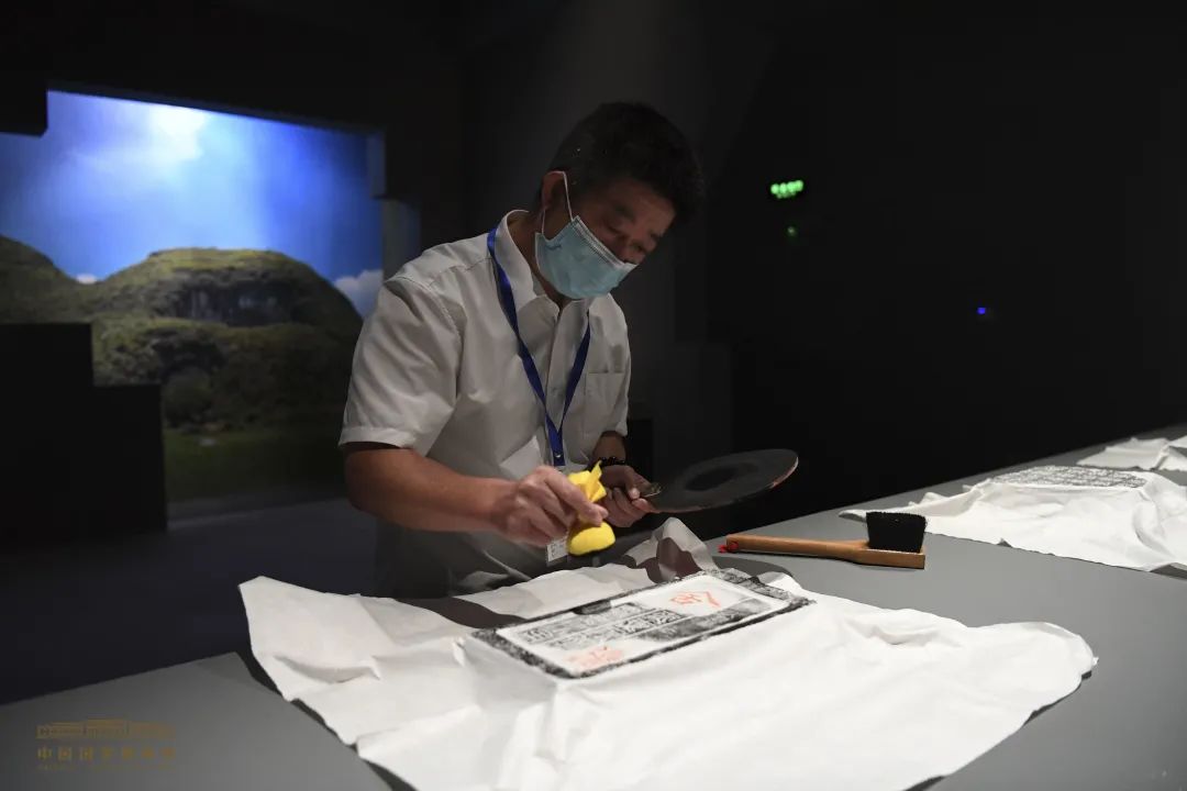 永州摩崖石刻研究专家、拓片技艺代表性传承人杨宗君现场展示拓片传统技法 拍摄:余冠辰