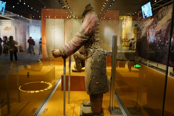 在首都博物馆曾展出一件“中国紫”兵马俑