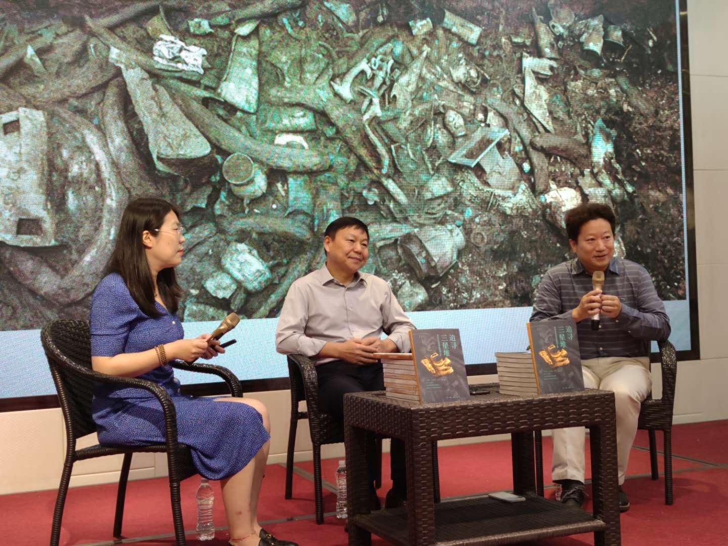 分享会现场，上海大学历史系主任、教授徐坚发言（右一），中国社会科学院考古研究所研究员许宏（中）