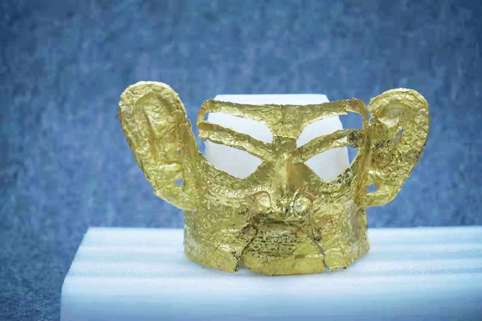 2021年9月5日，四川广汉，三星堆考古发掘现场。完整的金面具是新出土的“重器”，此前发掘的金面具均为残件，而这件金面具非常完整，质地做工极好，数千年后仍然熠熠生辉，专家推测，该面具可能是附着在青铜头像上的。视觉中国