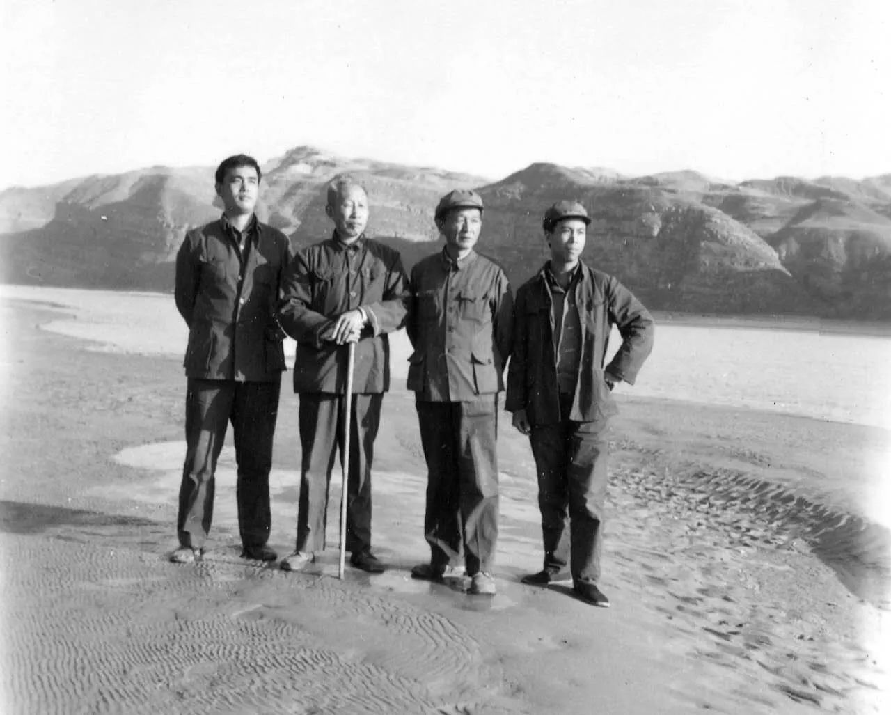 1979年,刘绪与邹衡、许伟等考古学家在吕梁考察