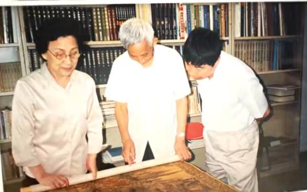 钟银兰与刘光启(中)等在香港中文大学鉴赏书画