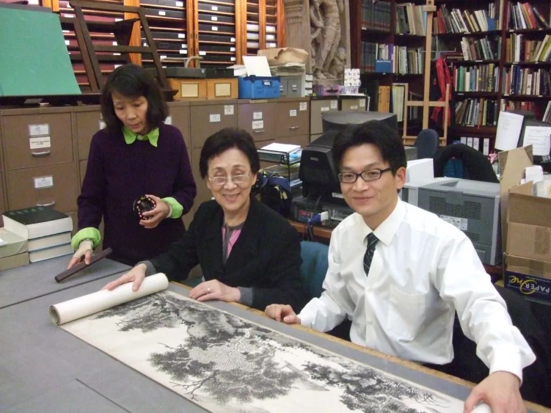 2006年,钟银兰(中)与凌利中(左二)在波士顿美术馆鉴赏书画