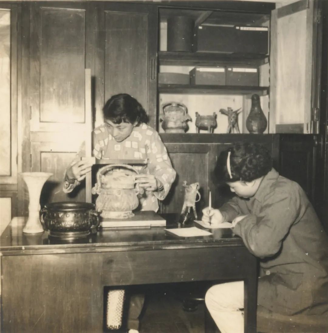 1959年初于上海博物馆老馆(现南京西路325号),钟银兰(量尺寸者)、陈佩芬(记录者)青铜器编目现场