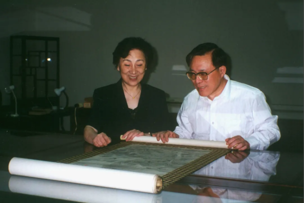 钟银兰与单国霖(右)在菲律宾华人企业家庄万里之子庄长江家鉴赏书画