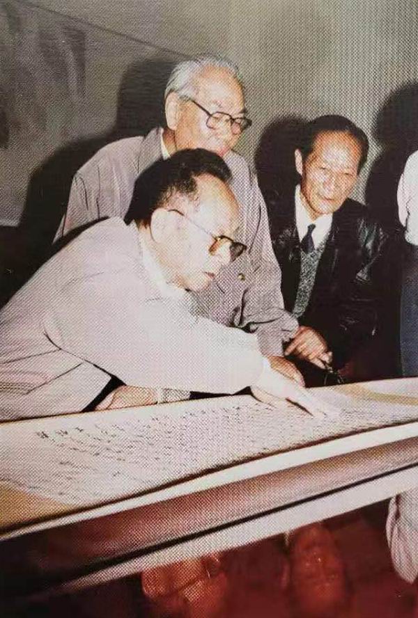 1994年，王一平（中）和谷牧（左）在欣赏字画。