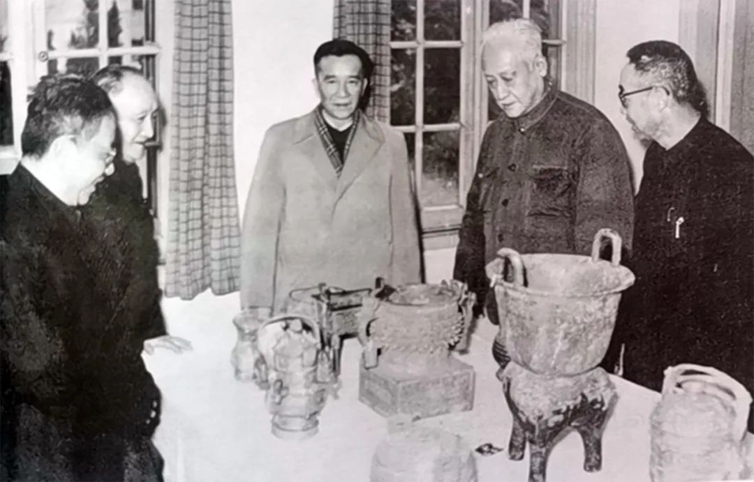 徐森玉（左二）在鉴定文物