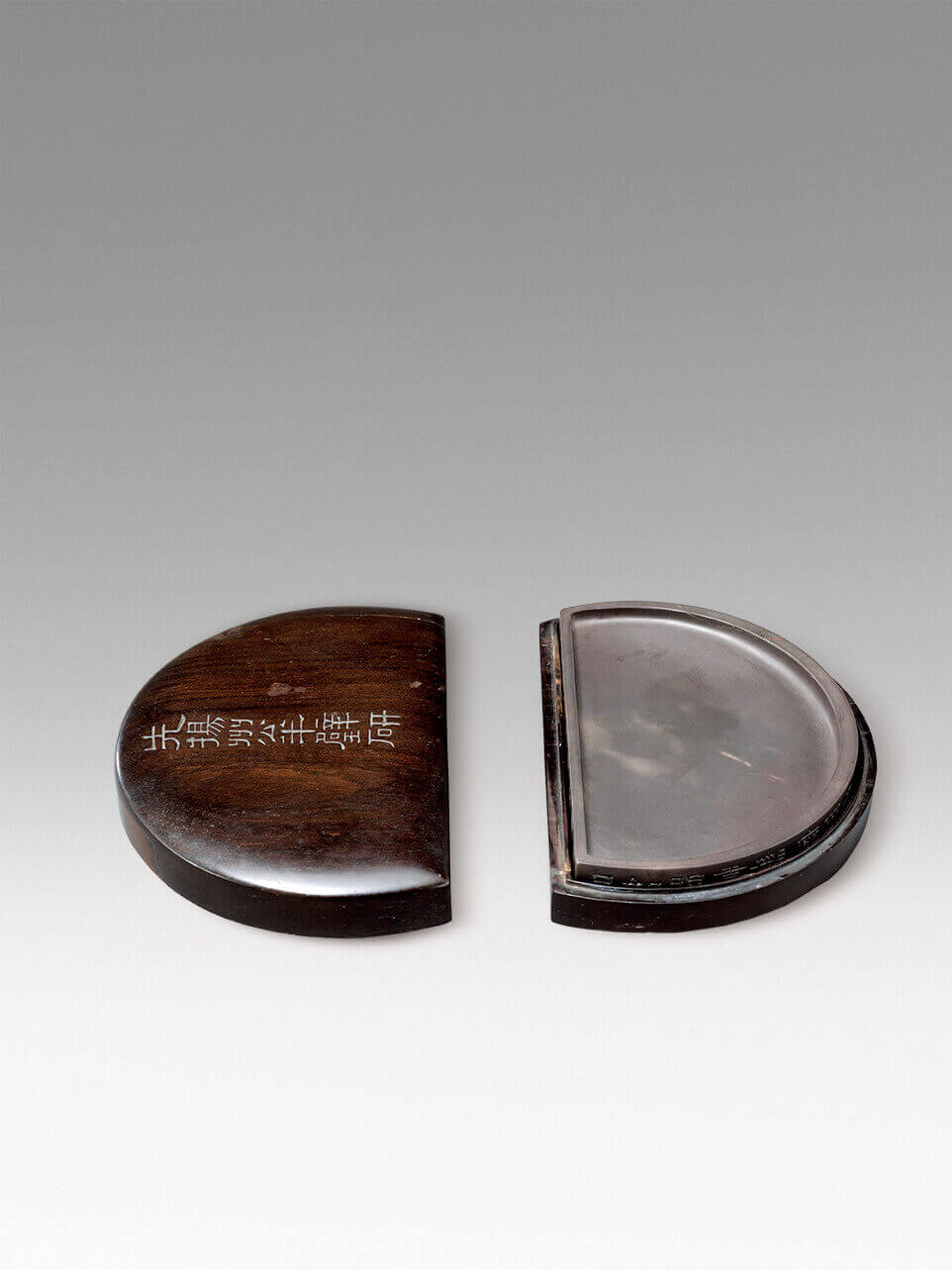 王一平捐赠的清代伊秉绶铭半璧端砚