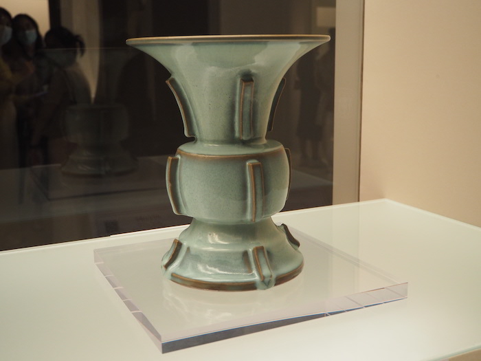 胡惠春、王华云夫妇捐赠的钧窑月白釉尊