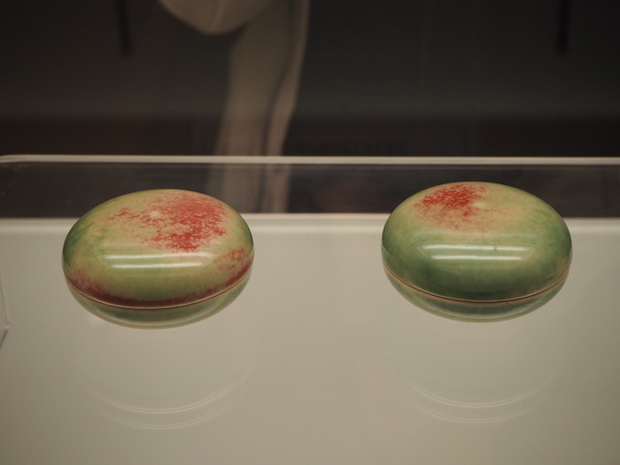 暂得楼后人捐赠景德镇窑苹果绿釉印盒（一对）