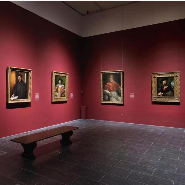 展览现场，左一为《亚历山德罗·德·美第奇肖像》