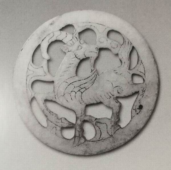 图五 陕西西安汉长安城武库遗址出土羊形麒麟玉佩