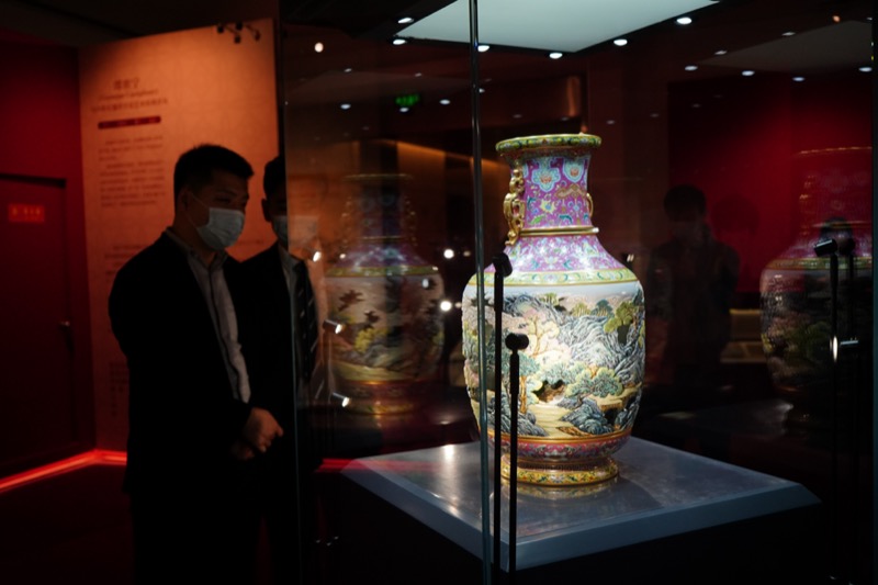 清乾隆御制洋彩胭脂红地轧道雕瓷镂空“有凤来仪百鸟朝凤”图双螭耳大转心瓶