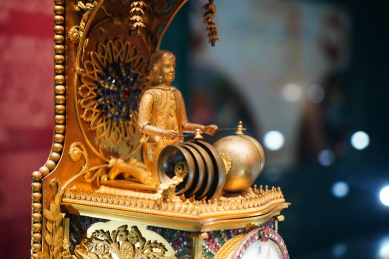 铜鎏金转花西洋童子打乐钟细节