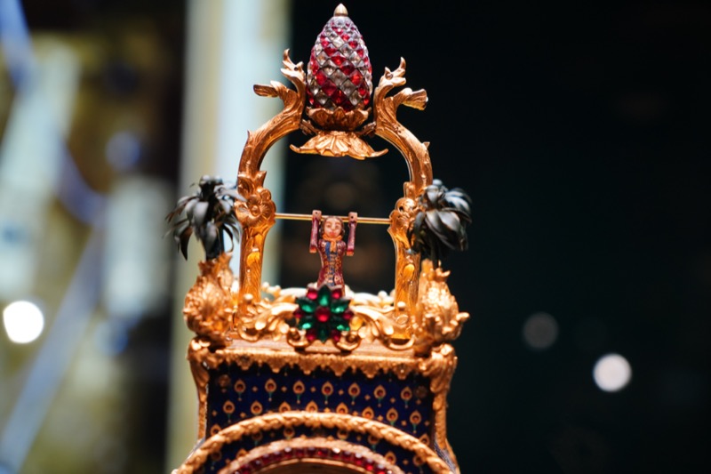 清乾隆-嘉庆铜鎏金御题诗西洋游戏人物钟细节