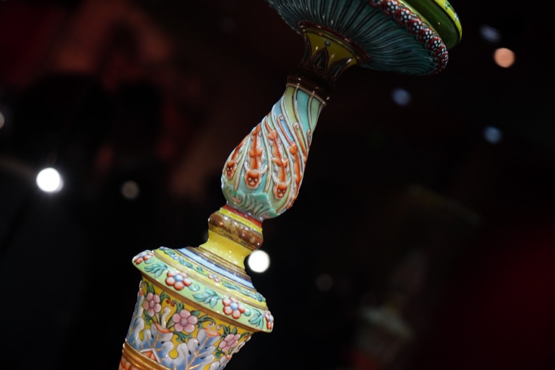 清雍正 御制洋彩浮雕巴洛克式花卉螭龙纹花台局部