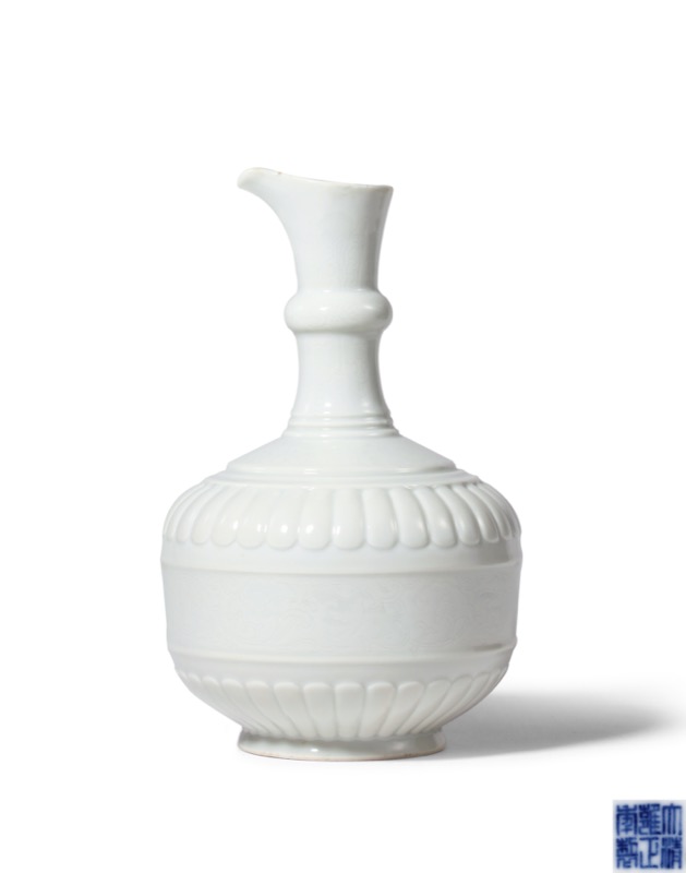 清雍正 白釉模印菊瓣刻缠枝花卉纹花浇