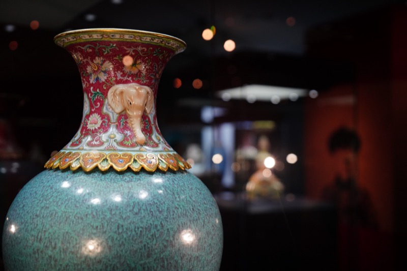 清乾隆御制洋彩胭脂紫地番莲花卉套炉钧釉双象耳转心瓶