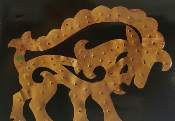 甘肃张家川马家塬墓地出土的大羊角形金车舆饰