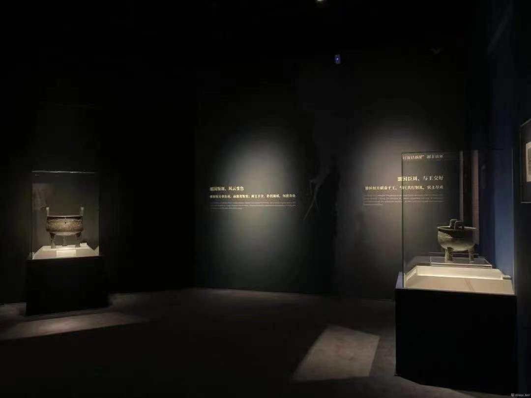 上海博物馆“汉淮传奇——噩国青铜器精粹展”，图为记述噩国与周王室关系的两件重器禹鼎和噩侯驭方鼎