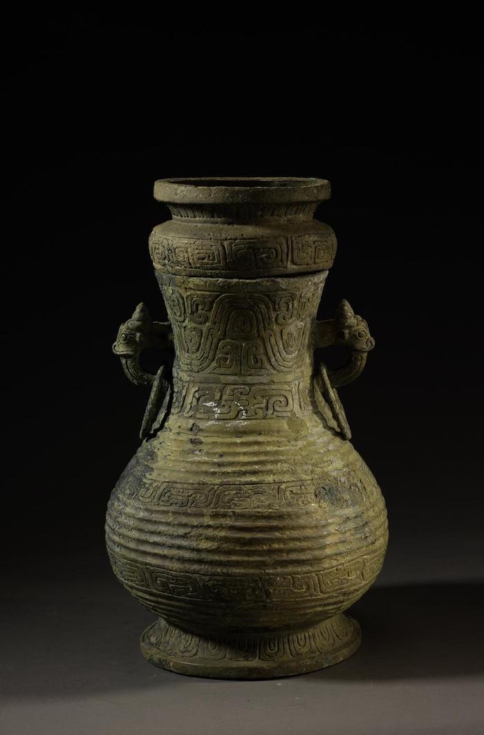 噩侯壶 春秋早期  2012-2014年南阳夏饷铺十九号墓出土 南阳市文物考古研究所藏 壶盖口外侧边缘有铭文：“噩侯乍（作）孟姬滕壶。”