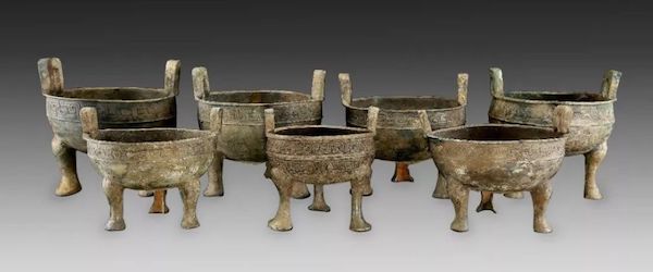 河南南阳夏饷铺鄂国墓地出土铜鼎