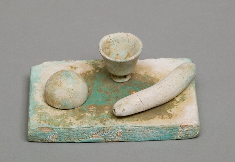 费昂斯(faience)材料的食物模型,最右可能是一根黄瓜(Lisht North, south of Tomb of Nakht,Pit.453),中王国,第12王朝(约公元前16到14世纪),大都会艺术博物馆(Metropolitan Museum of Art 15.3.130)