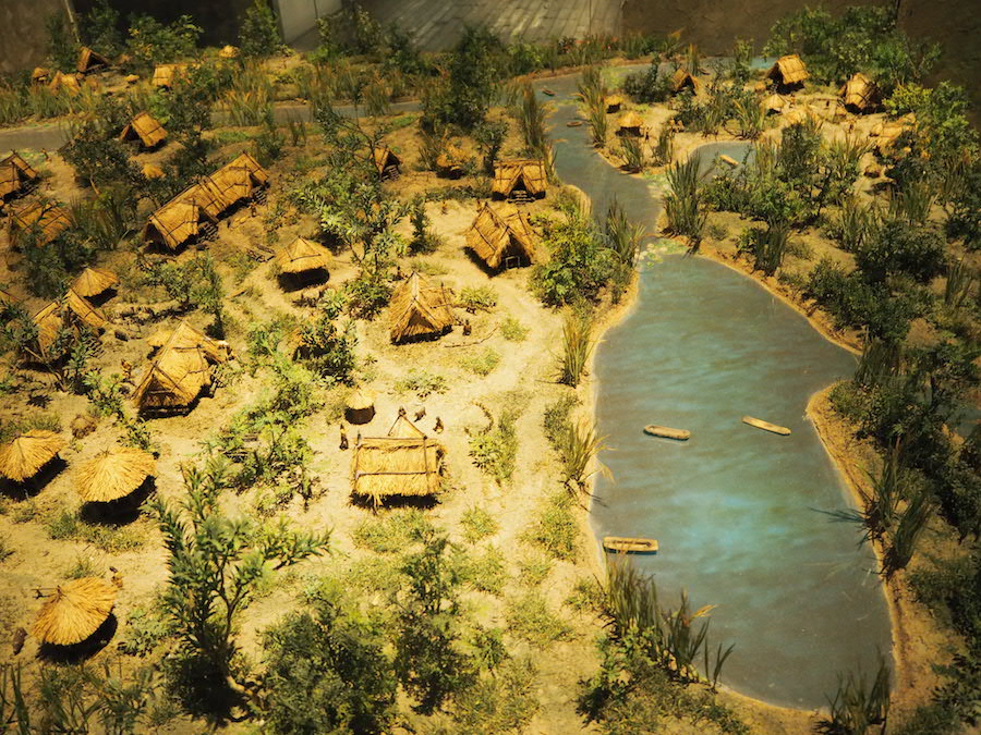 上海崧泽遗址博物馆内复原的“上海第一村”,展现古代先民生活、生产场景