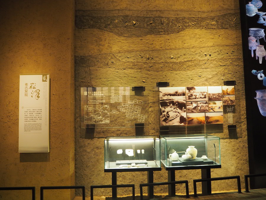 展厅内墙上模拟的考古底层剖面