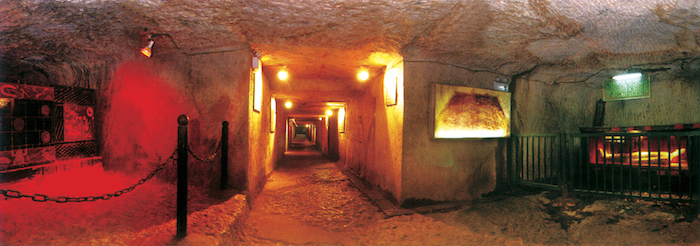 狮子山楚王墓墓室内陈列的金缕玉衣(复制品)和玉棺(复制品)