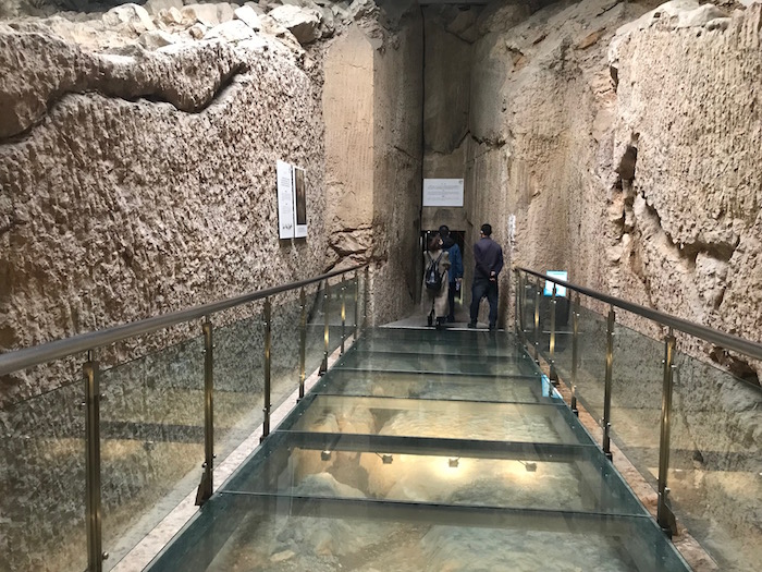 观众走入龟山汉墓墓道