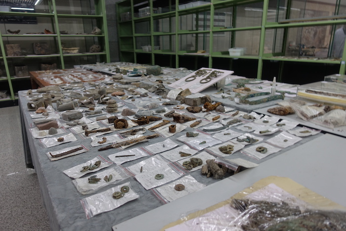 考古工作室内放置着出土文物