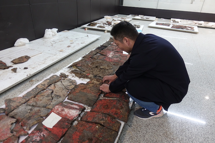 考古工作室内,工作人员正在对二号墓的棺木进行复原和保护工作