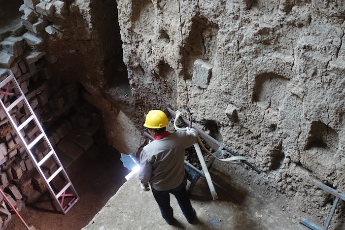 考古现场,工作人员正在对土山二号墓的墓道进行清理