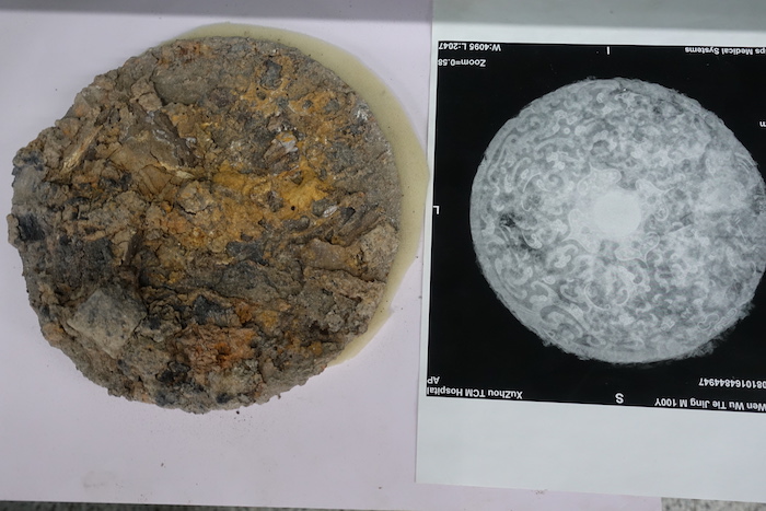用X光拍摄的铁镜