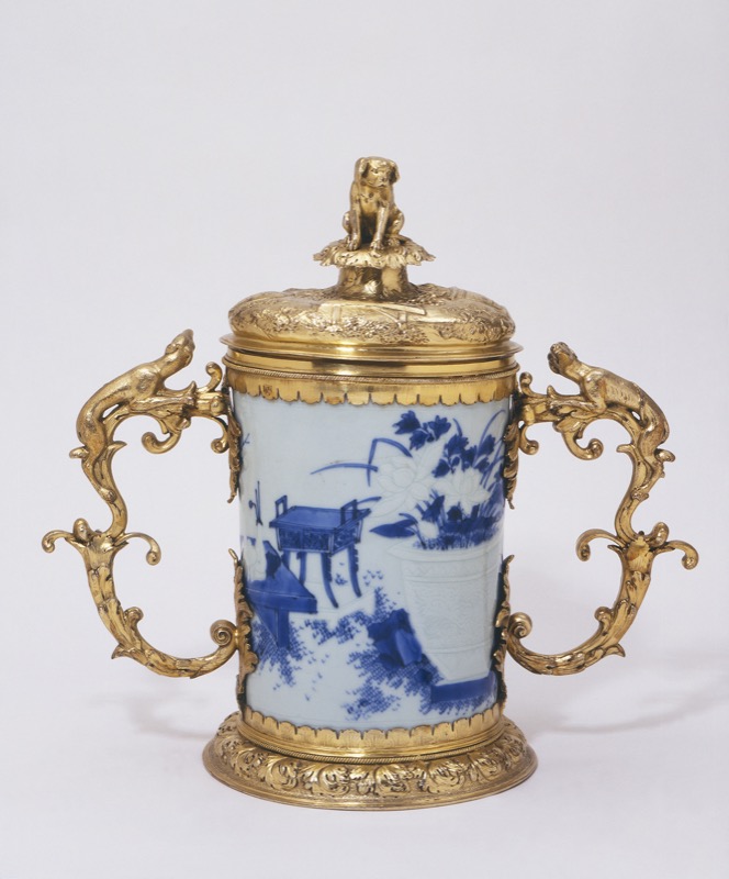 英国维多利亚和阿尔伯特博物馆藏的经改造后的 明代景德镇“青花博古图笔筒盖杯”
