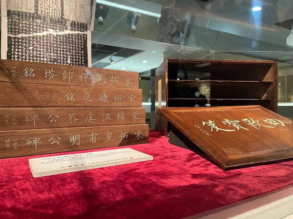 “四欧宝笈”堪称上海图书馆的镇馆之宝。上图专门展出的吴湖帆手书题刻书箱