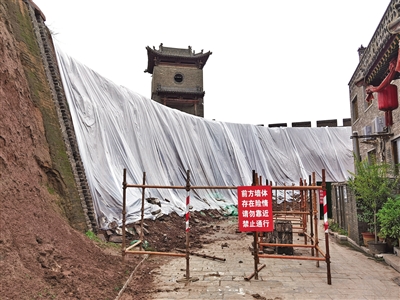 10月8日平遥古城城墙坍塌后,抢险修缮程序对接启动。新华社发