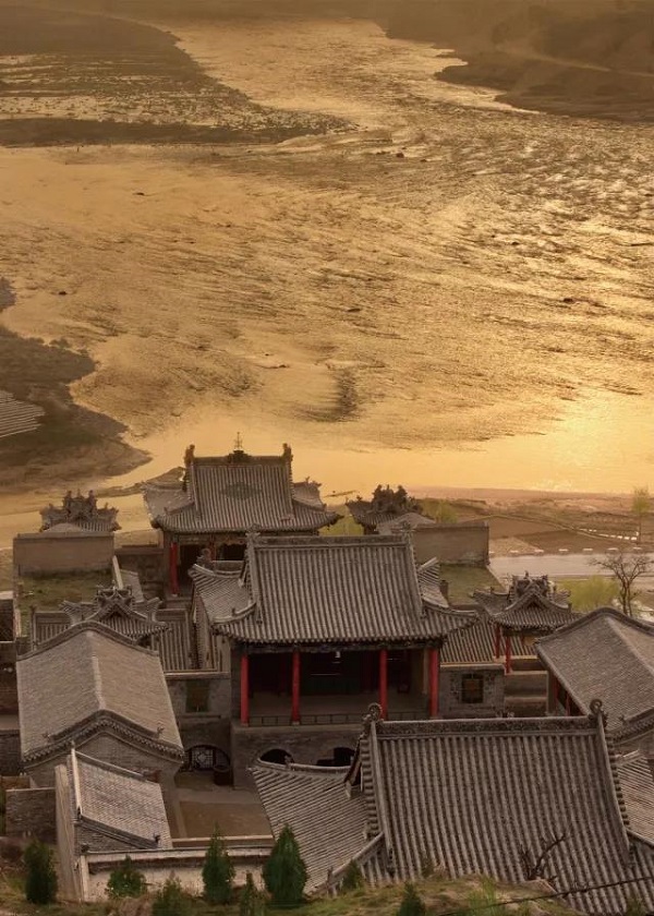 《黄河辉映黑龙庙》 苗天佑 摄(山西省临县碛口镇卧虎山) 澎湃新闻资料