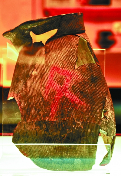 陶寺遗址出土的朱书扁壶，其上为朱砂书写的“文”字。澎湃新闻资料照片