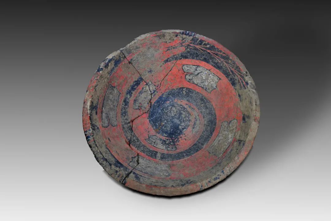 蟠龙纹陶盘  M2001:74 临汾市博物馆藏