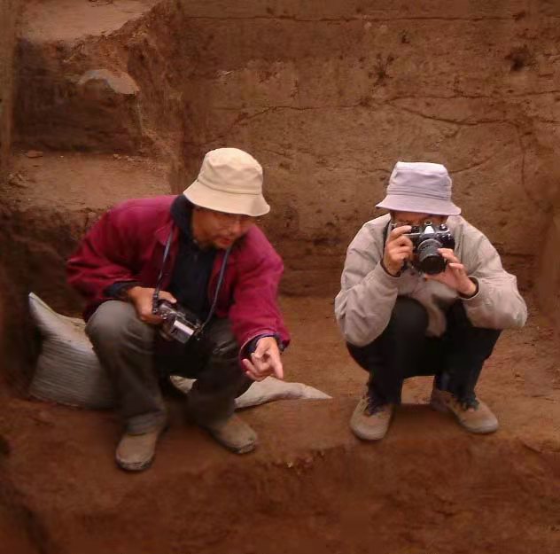 图二 2001年发掘王家嘴遗址时的刘绪和徐天进老师
