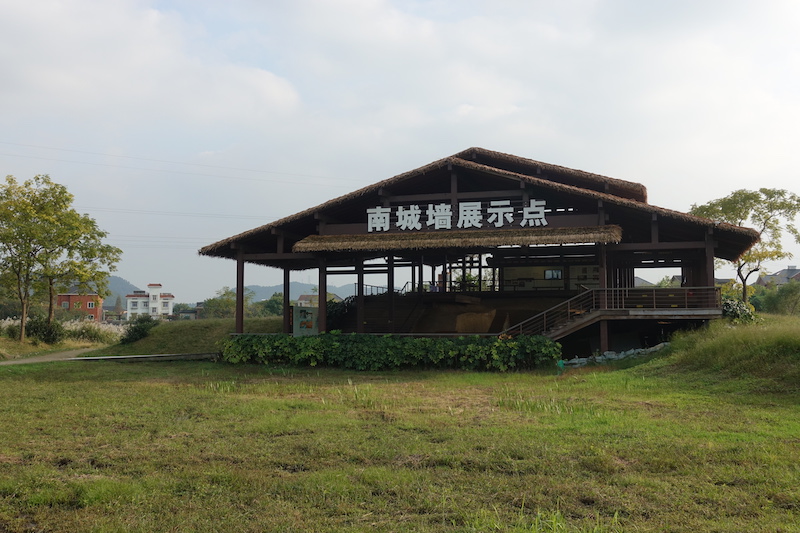 良渚古城遗址公园内的南城墙展示区