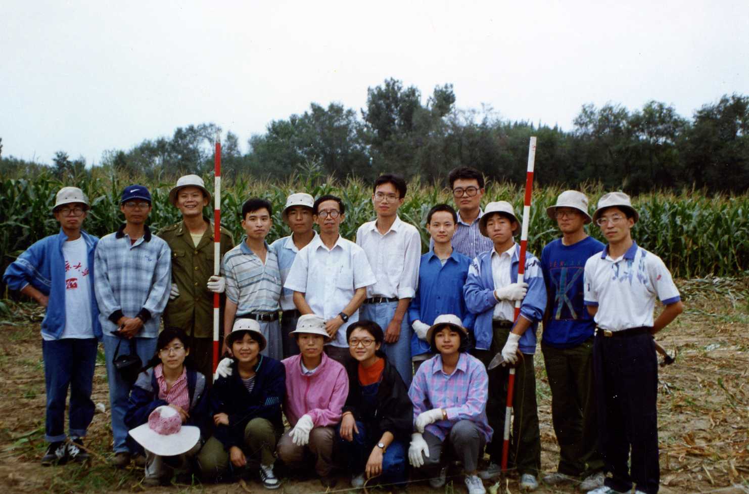 图三  1997年北大考古系实习师生合影