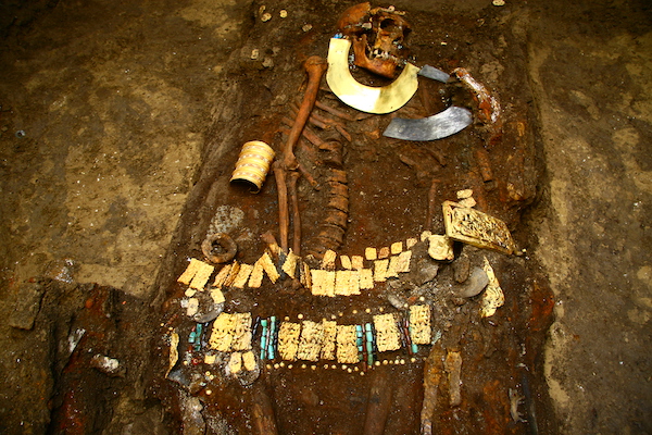 M16墓主及身体装饰